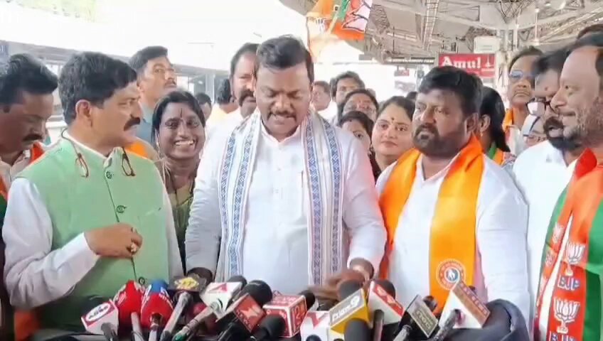 నిన్న శ్రీశైలంలో శివభక్తుల పై పోలీసులు లాఠీ ఛార్జ్ చేయటాన్ని బిజెపి ఆంధ్రప్రదేశ్ ఖండిస్తోంది. దీనికి కారణమైన అధికారి పై చర్య తీసుకోవాలని రాష్ట్ర ప్రభుత్వాన్ని కోరుతున్నాము.శివభక్తుల కోసం, శివరాత్రి ఉత్సవాల సందర్భంగా మెరుగైన సేవల అందించటం కోసం అన్నిరకాల చర్యలను దేవస్థానం చైర్మన్, ఈవో తీసుకోవటం జరిగింది. -బిజెపి రాష్ట్ర అధ్యక్షులు శ్రీ PVN Madhav (Modi Ka Parivar) గారు