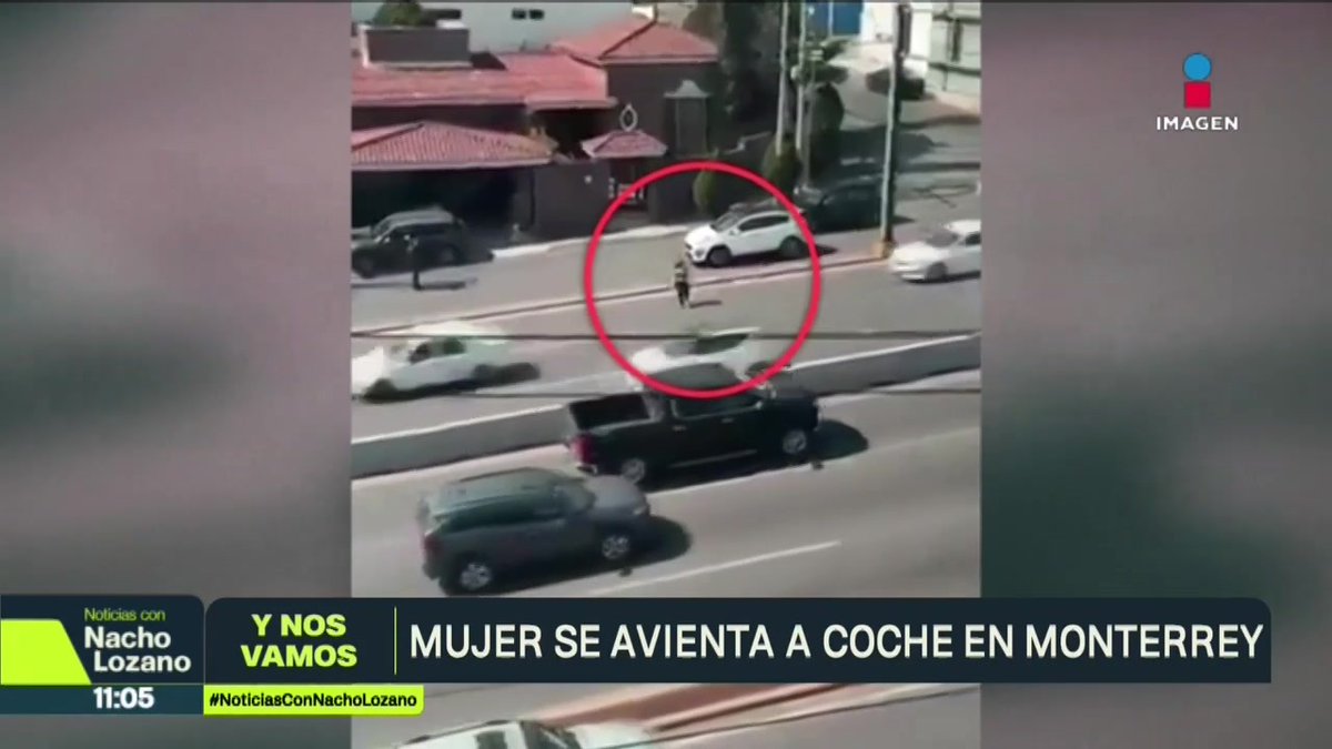#LaÚltimaYNosVamos | Una mujer fue atropellada tras lanzarse a los carriles centrales de Av. Leones en #Monterrey, #NuevoLeón. La conductora fue detenida y puesta a disposición para deslindar responsabilidades. Así fue el momento: