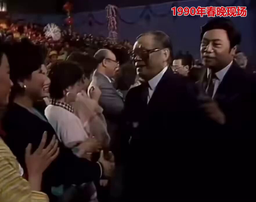 1990年春晚现场，老江为了握一握宋祖英温暖的小手，不惜握遍了所有演员的手，从此老江与宋祖英的段子，就开始在茶余饭后传开了。 而且传说老江在握着小宋手的时候，塞了个小纸条，上书：有事找大哥。 赵忠祥拉着皮条跟在老江后面，小宋显眼的绿衣服就是特意穿给江总书记看的，毕竟要注意一点影响，绿衣服穿穿就可以了，总不能直接戴个绿帽子吧…… 这就是后来，几乎全党上下，每个大小官员的手机里都有老江与宋祖英亲切会面的图片。 包括挂着H（海军）牌照军牌的奔驰车，挡风玻璃上贴着中南海的出入证，都显示小宋不一样的地位。 到是老江很豁达，他也不在乎党员干部拿他与宋祖英取乐，至少没有罗织妄议中央的罪名，以反腐为武器把谁抓到秦城去。
