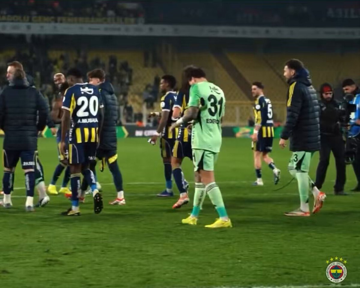Fred, yedek olmasına rağmen maç sonu bütün takım arkadaşlarını tek tek tebrik etmiş bu adama sallayanlar utansın!