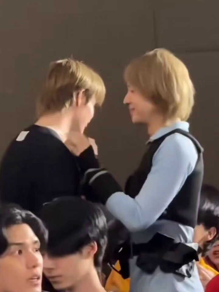 ยัยนิวจับแก้มพี่ซีให้อยู่นิ่งๆ แล้วพี่ซีก็จับยัยไปซบแล้วจุ๊บคอ ต่อหน้าต่อตาคนทั้งค่ายห๊าาาา ขอคนไม่เล่น🫵🏻🫠