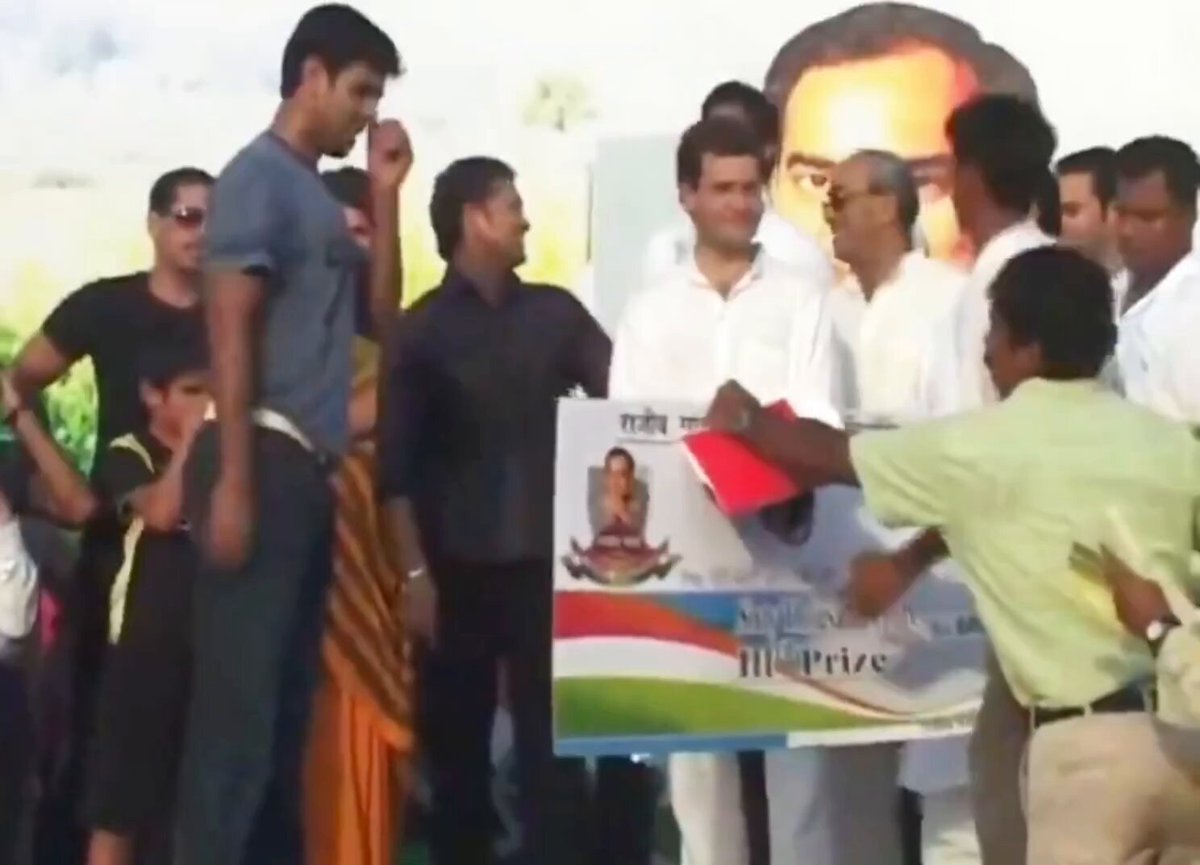 AMETHI 2008 : Rahul Gandhi as Member of Parliament called Sachin Tendulkar as chief guest for Rajiv Gandhi Gramin Cricket match INC govt sent Tendulkar to Rajyasabha 🇮🇳 INC govt gave Tendulkar Bharat Ratna 🇮🇳 Now you know why #SachinTendulkar 's family was happy around Rahul Gandhi and didn't had to fake smiles Gandhi family literally still hold bonds with uncountable eminent personalities 🔥