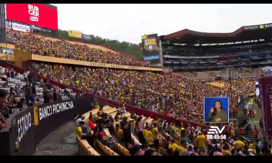 🤣 | Entonces por la entrada “Messi Experience” de casi $600 les dieron | Una bolsita cualquiera de $0.90 Un asiento de $1 Una bufanda fea de $1.50 🤣🤣🤣🤣 dios mío jajajaaj
