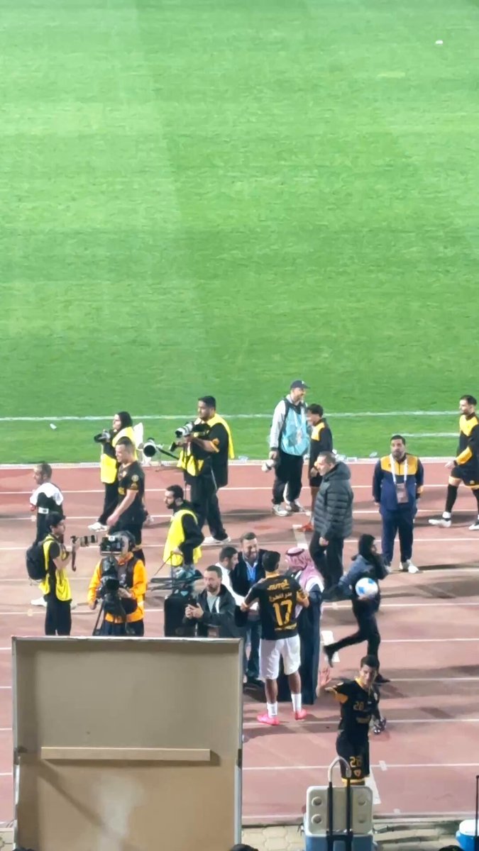 الجماهيـر تقـدم التحيـة للمـدرب نبيـل معلـول وبـو محمـد يـرّد التحيـة 💛🦅