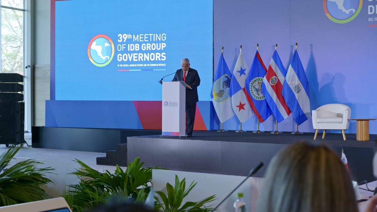 El Grupo Banco Interamericano de Desarrollo celebró en Ciudad de Panamá la 39ª Reunión de Gobernadores de #Centroamérica, #Panamá y la #RepúblicaDominicana, como antesala de la Asamblea Anual del Grupo, que se realizará el próximo mes en Asunción, #Paraguay. El evento contó con la presencia del presidente de Panamá, José Raúl Mulino, y los gobernadores del BID, ministros de finanzas y economía, líderes empresariales y otros socios estratégicos del Banco. La prioridad común: impulsar un crecimiento sostenible a través del programa regional #AméricaEnElCentro, con un enfoque en la integración regional y la inversión en talento. El Grupo BID reafirma así su compromiso de seguir #MejorandoVidas en Centroamérica, Panamá y la República Dominicana. BID Invest - IDB Invest IDB Lab Ilan Goldfajn James P. Scriven Graham Macmillan Anabel Gonzalez Ana María Ibáñez