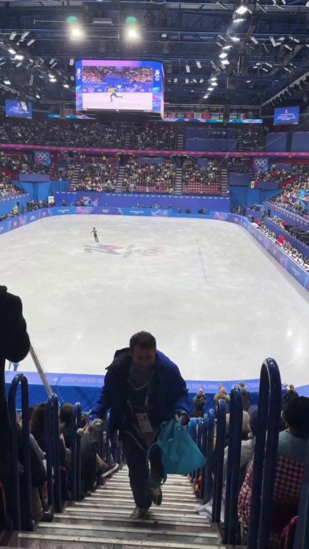 🤔 ¿Es un espontáneo intentando sabotear el patinaje artístico? 😂 No, es nuestro compañero David Orenes lanzando peluches de los minions para la actuación de Tomás Guarino #MilanoCortina2026
