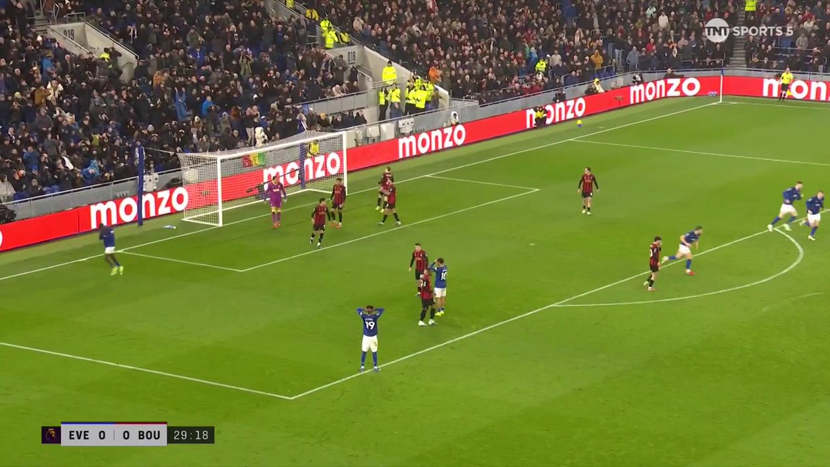 Barry misses a HUGE chance to put Everton ahead! 🤯 TNT Sports &amp; discovery+ UK