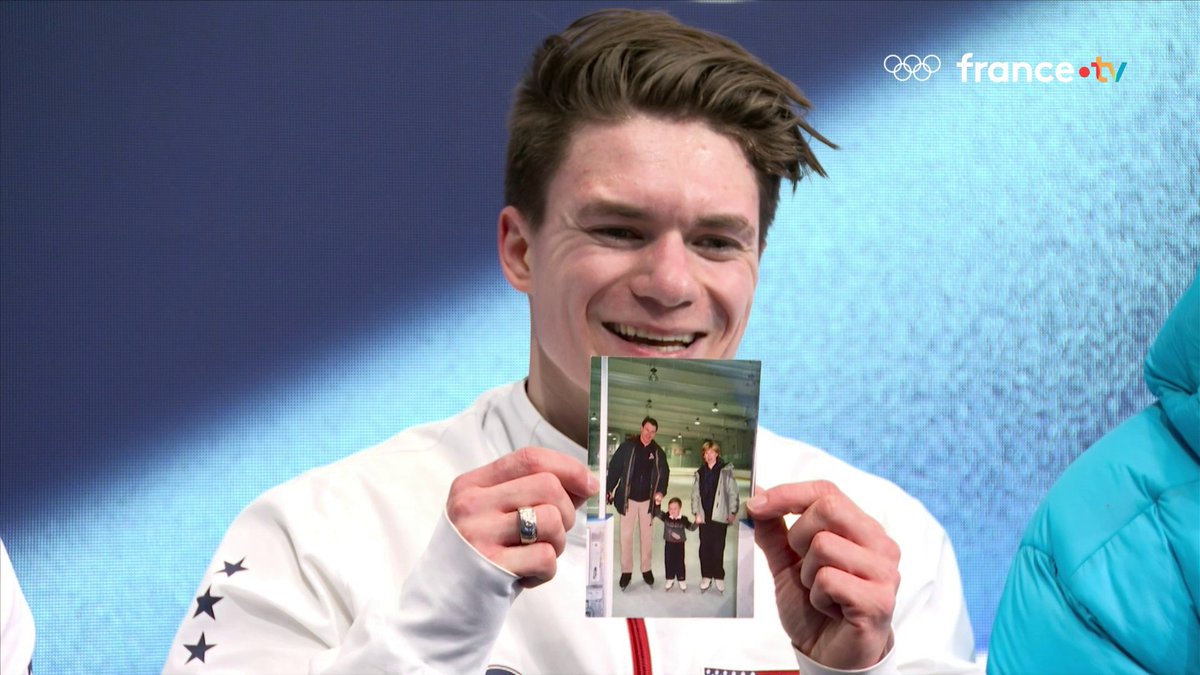 🇮🇹🇺🇸 Moment d’intense émotion à Milan : l’Américain Maxim Naumov, endeuillé par la perte de ses deux parents dans un accident d’avion il y a un an, brandit leur photo en attendant sa note. 💔