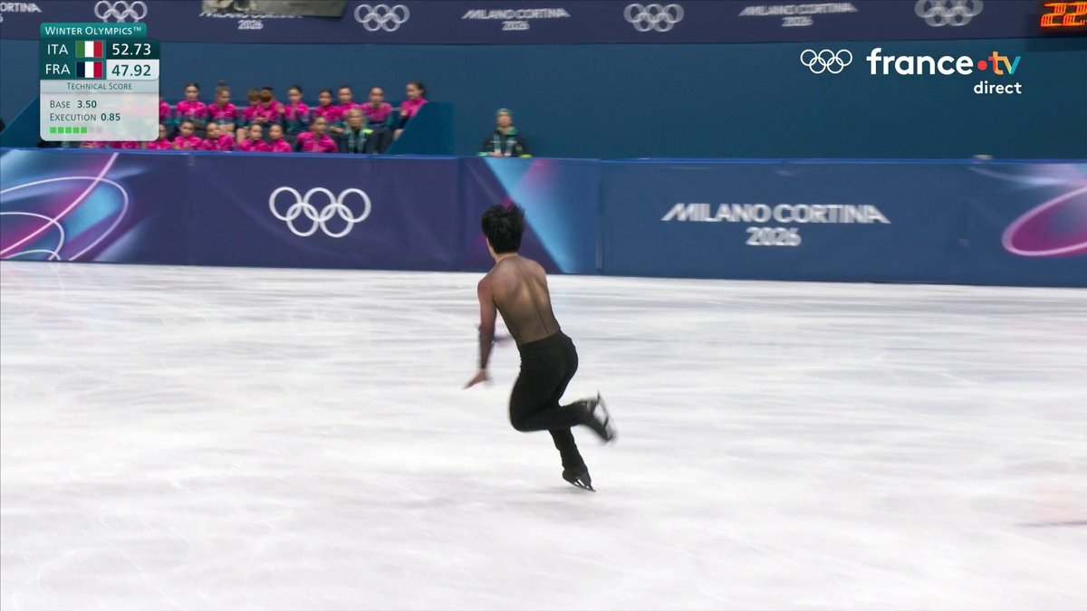 Sompteux Adam Siao Him Fa sur la glace de #MilanoCortina. Le Français est l'une des principales chances de médailles en patinage artistique. Il est provisoirement leader du classement.