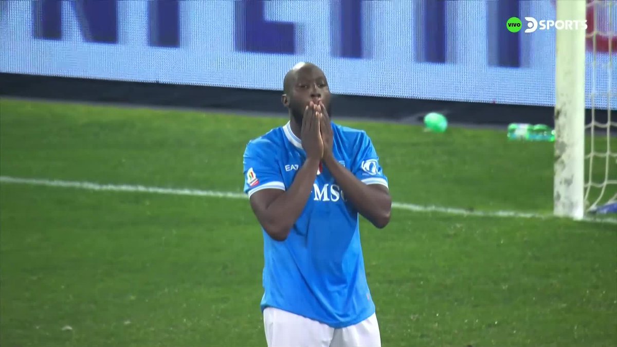 No se puede creer el penal que erró Lukaku.