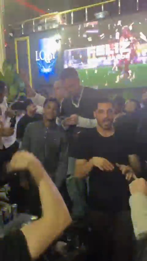 🎉 Lang, Günay ve Jakobs, Torreira'ya eşlik ediyor.