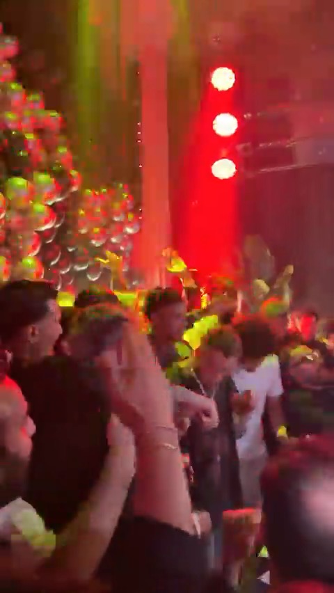 😅 Osimhen &amp; Sara, bildiğimiz gibi.