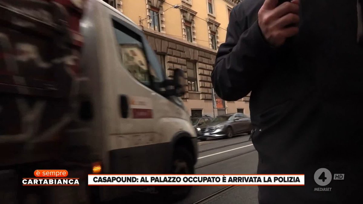 Casapound, al palazzo occupato è arrivata la polizia: "Assurdo che controllino noi giornalisti e non gli abusivi" Il servizio di #ÈsempreCartabianca