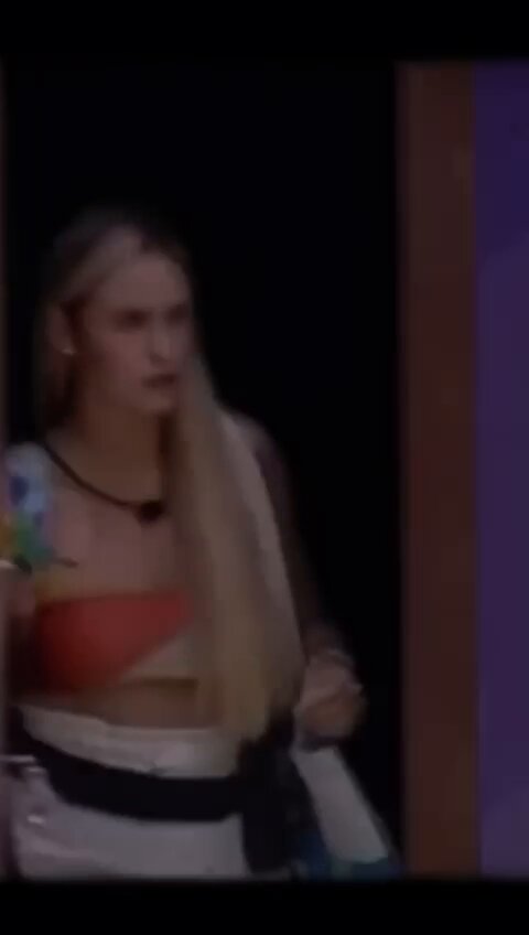Sarah terminou o ensino médio muito nova. Ainda cedo, foi pra faculdade e decidiu se aventurar nos Estados Unidos, longe dos pais, longe do conforto. Sarah não é só uma pessoa. Sarah é o reflexo de todos os meninos e meninas que todos os dias escolhem tentar, se arriscar, acreditar. Ela mostra que a gente pode ser mais do que disseram que seríamos. Pra muita gente, a Sarah já foi colo. Foi ombro, foi riso fácil, foi lugar seguro pra chorar e contar segredos. Ela é muito mais do que recortes e julgamentos feitos através de uma tela. Sarah é amor. Sarah é esperança. #TeamSarah #BBB26