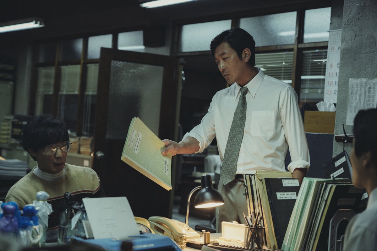 韓国映画『1987』。中央情報局が無実のソウル大生を拷問死し1987年全斗煥政権に抵抗し民主化運動した実話。 韓国は国民が立ち上がり民主主義を勝ちとってきた。 日本は民主主義を放棄し、国家情報局や治安維持法を復活し、基本的人権を奪おうとする独裁に自ら迎合している