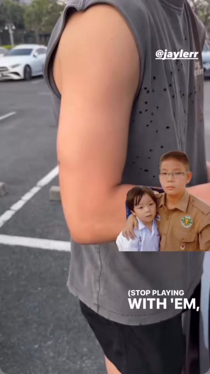 พี่เจเจตื่นไปวิ่งแต่เช้า ว่าแต่พกน้องพีเจไปด้วยหรอดูเค้าแปะสติ้กเก้อสองเจ่ะยืนกอดกัน555555555