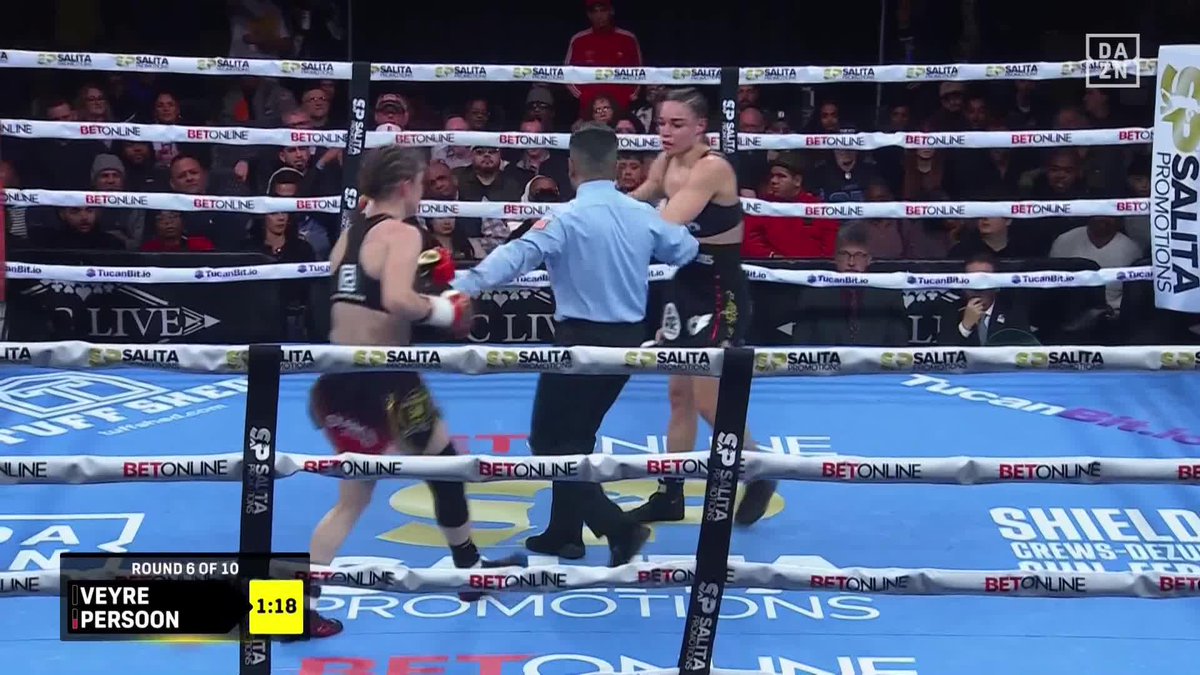 Caroline Veyre goes for a takedown during the fight 😳 #PaganJiminez | Live NOW on DAZN ▪️