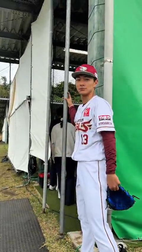 プルペンに入る前の #藤原聡大 選手 #前田健太 選手の投球をチラリ覗き見🫣 「実は高校の頃…｣という爆弾発言も飛び出しました💣🙊 #タイヤはフジスプリングキャンプ2026 #RakutenEagles #強鷲革新