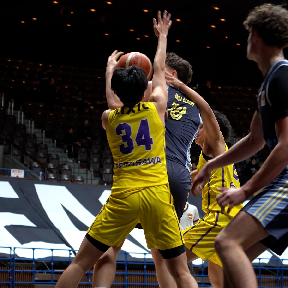 平均身長199.2cmを相手に粘り強いディフェンスで対抗するSR渋谷 U18🔥🔥🔥 📡 B.LEAGUE公式YouTubeでLIVE配信中 @we_r_sunrockers 東京サンロッカーズユース(U12/U15/U18) #BリーグU18 #インフロニア #Bリーグ