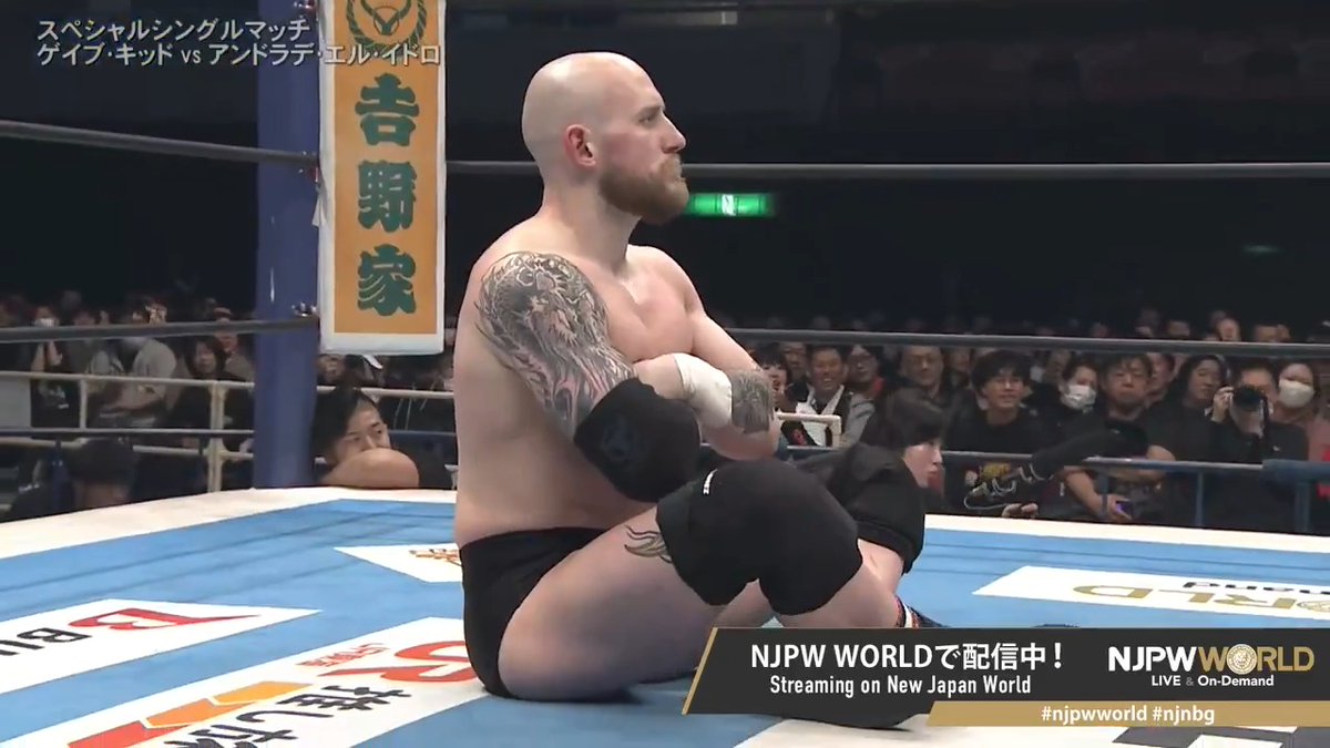 Andrade El Idolo does his Tranquilo pose on the ropes... as Gabe Kidd sits like his mentor Shibata. AURA OFF IN EDION ARENA. 🔥