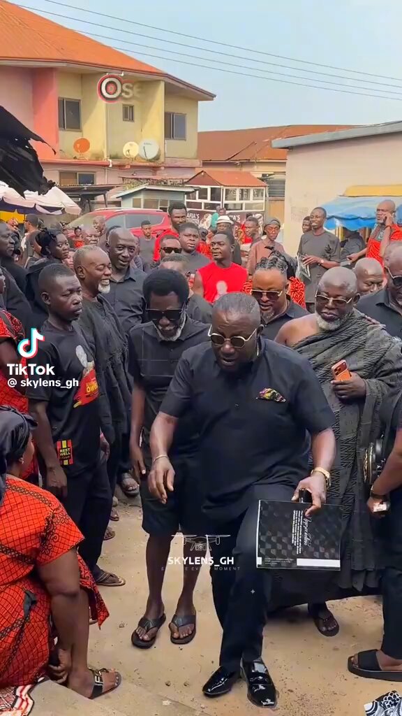 🇬🇭 A Video of Ghanaian Businessman and Media Mogul Osei Kwame Despite Visiting His Birthplace and Family Home Has Left Many Inspired, As Ghanaians Celebrate His Journey from Humble Beginnings to Becoming One of the Country’s Richest and Most Successful Entrepreneurs.