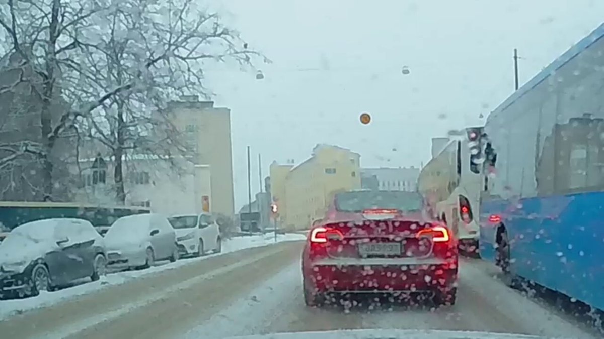 Olen tähän asti luullut että sähköautossa on parempi vetoluistonesto kuin polttiksessa, koska sähkömoottorin tehoa ja vääntömomenttia voi säätää suoraan ilman raskaita vaihteistoja ja suuria pyöriviä massoja. Tämä Tesla ei suoriudu asiasta kovinkaan hyvin.