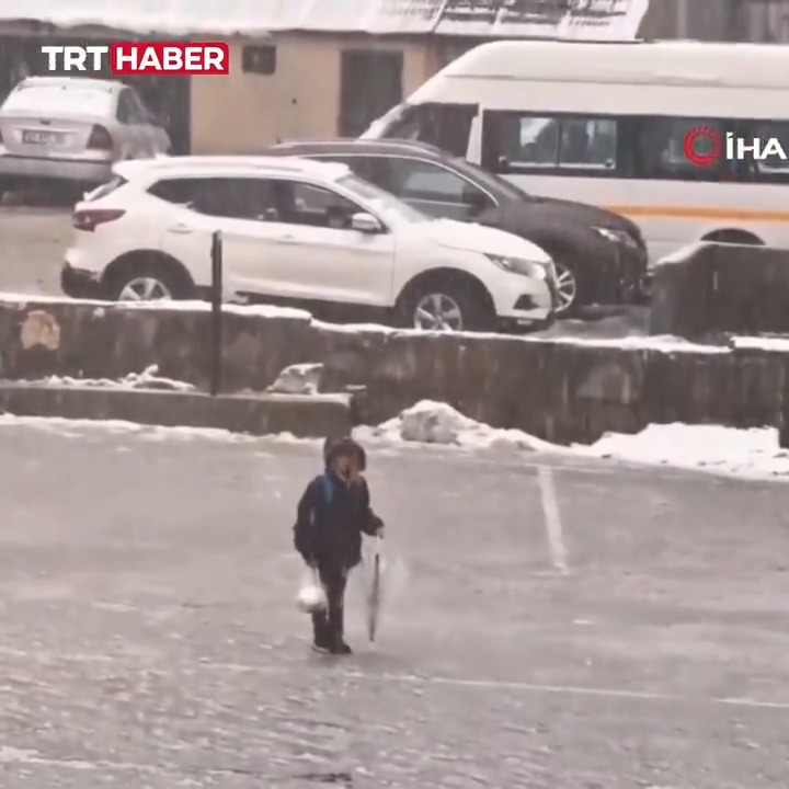 💥🇹🇷 In Turkey a kid student sung Independence march alone in Snow fall. Patriotism at its peak.