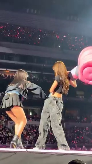 JISOO TOOK PHOTO FOR LISA WITH HAMMER LIGHSTICK! 😍