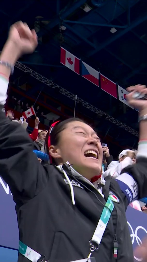 The Italian skating team coach’s reaction to them winning gold is ICONIC ❤️🔥🇮🇹