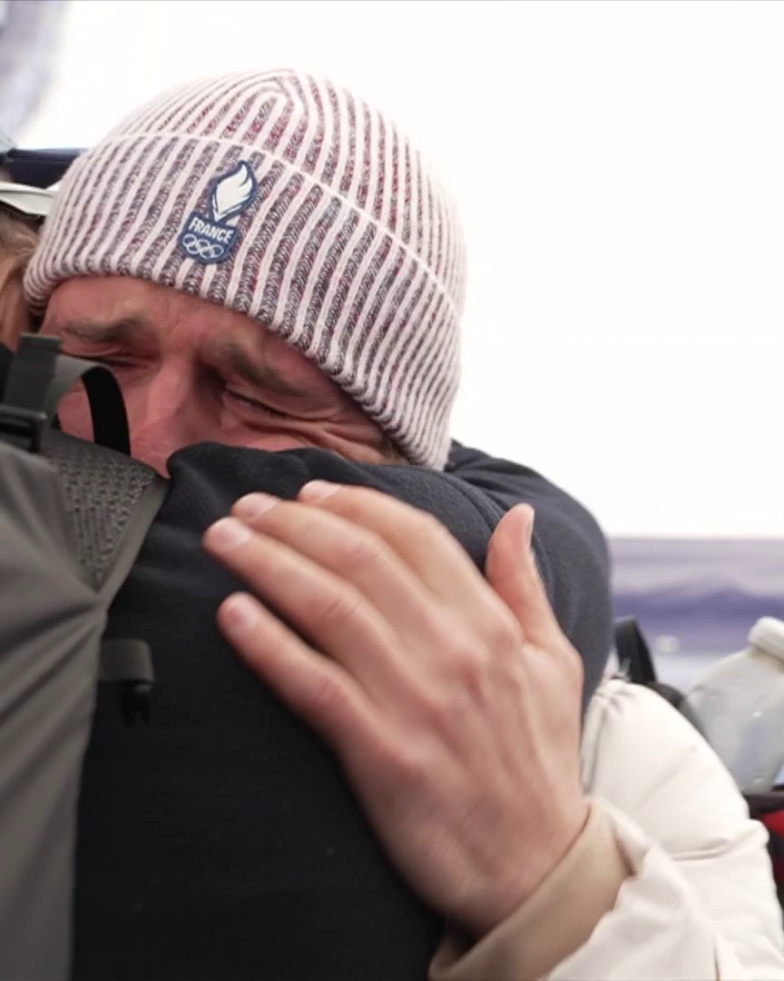 🥹 Johan Clarey réconforte un Nils Allègre inconsolable après sa 4e place sur le Super-G, à trois centièmes de la médaille de bronze. Les Jeux Olympiques de #MilanoCortina2026, c'est en intégralité sur Eurosport et HBO Max