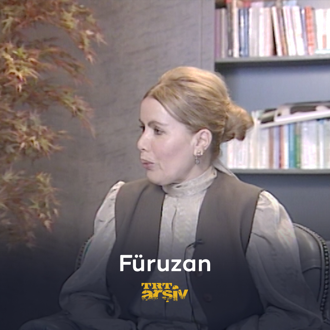 Edebiyatımızın kıymetli kalemlerinden #Füruzan, 2 yıl önce aramızdan ayrıldı. Yazarımızı anmak için 1996 yılına dönüyor, Doğan Hızlan ile söyleşisini dinliyoruz. 📚