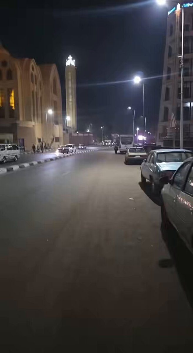 مشاجرة أمس بين مجموعة من السودانيين يحملون عدد من الأسلحة النارية والبيضاء في منطقة الصداقة الجديدة في أسوان، نتج عنها اطلاق اعيرة نارية متتالية بينهم وسقوط أحد السودانيين قتيلا وسط صراخ المواطنين المصريين. لينك المصدر: #ترحيل_السودانيين_من_مصر #