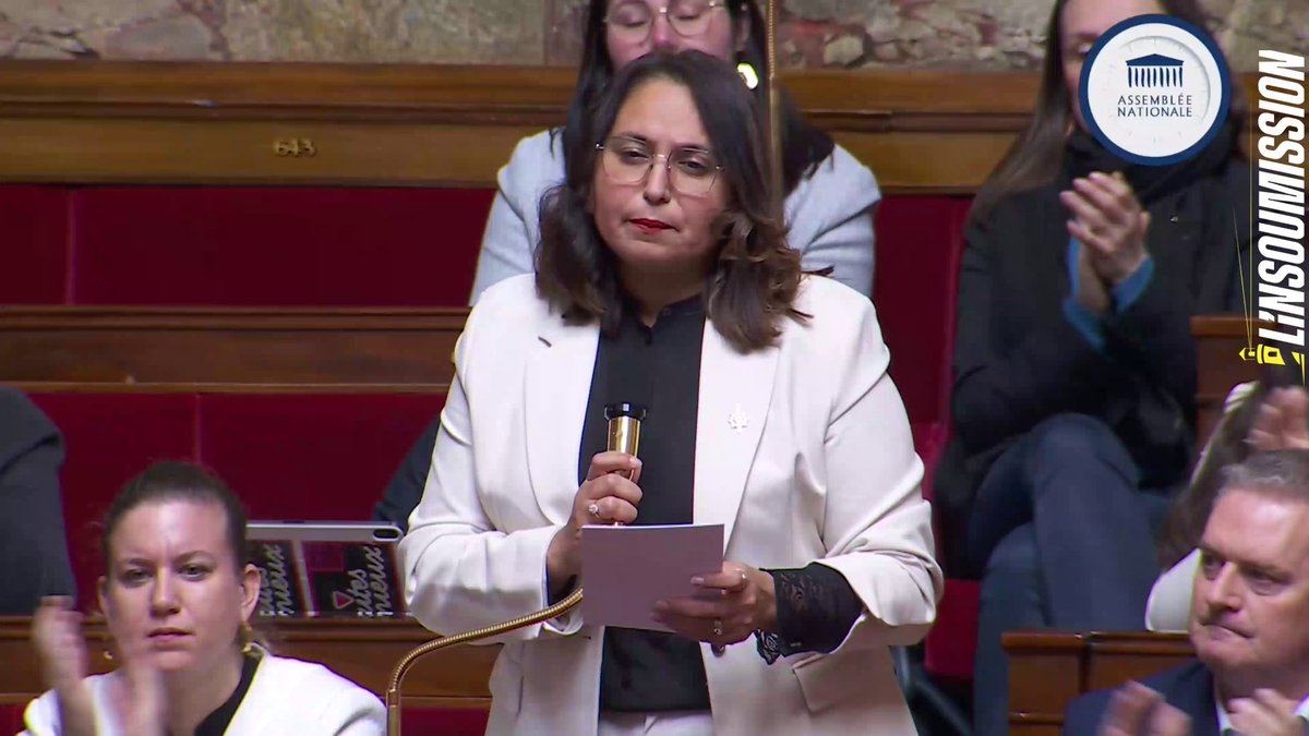 🔴 « J’ai 19 ans et j’ai 9 000 euros de dettes. Ma vie est foutue ! » - La députée LFI Farida Amrani dénonce en direct de l’Assemblée nationale la politique d'amendes abusives qui frappe et exclue les jeunes « Des jeunes à Evry-Courcouronnes, des Épinettes, des Aunettes, des Pyramides, et plus largement de toute ma ville, sont verbalisés parce qu’ils sont là. En bas de chez eux. En groupe. En jogging, assis sur un banc. Les infractions sont parfois inexistantes ou requalifiées à la chaîne. Ces amendes ne sont pas seulement injustes. Elles fabriquent de l’exclusion. Elles ferment l’accès à l’emploi, au logement, aux services bancaires. Elles installent un sentiment de harcèlement. Elles brisent le lien avec la République. Allez-vous reconnaître que ces pratiques d’amendes abusives servent parfois à effacer des jeunes de l’espace public ? Quelles mesures concrètes comptez-vous prendre pour effacer ces dettes et redonner foi en l’avenir à ces jeunes ? La République ne peut pas transformer ses jeunes en indésirables ! »