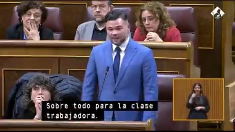 #EnDirecto | Rufián: "No hay derecho a que la gente vaya en un AVE comodísima con sillones y en cambio vaya así en un Cercanías o un Rodalies. Son inversiones de clase. Es su modelo, es competir con China antes de que la gente en Vallecas o en Cornellà vaya de forma digna"