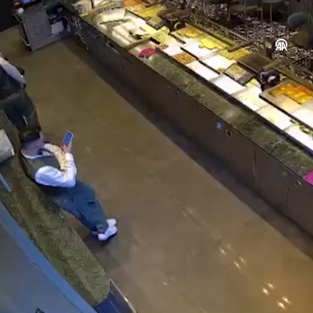 İstanbul Üsküdar'da bir işletme müdürü, 16 yaşındaki çalışanını darbettiği gerekçesiyle gözaltına alındı. Olay anı kameraya böyle yansıdı.