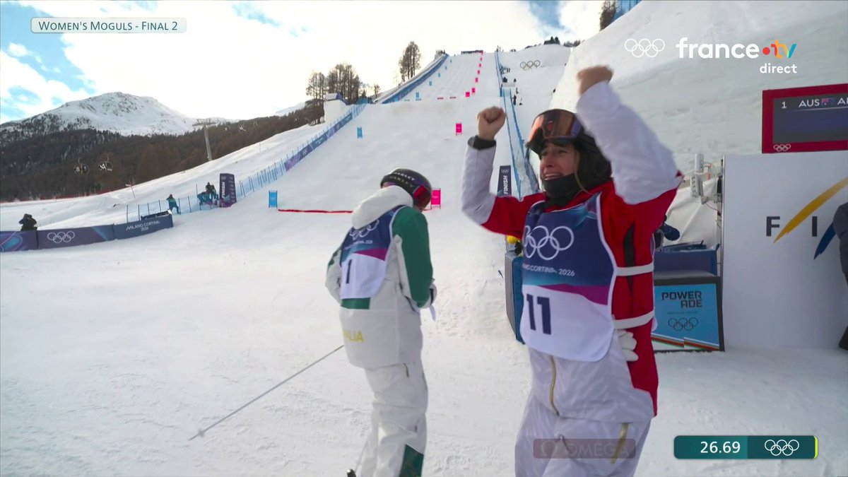 Désolé pour les valeurs de l’Olympisme, mais la célébration juste sous le nez de la concurrente qui vient de choke et de t’offrir la médaille c’est beaucoup trop notre délire haha #MilanoCortina2026 🏅❄️