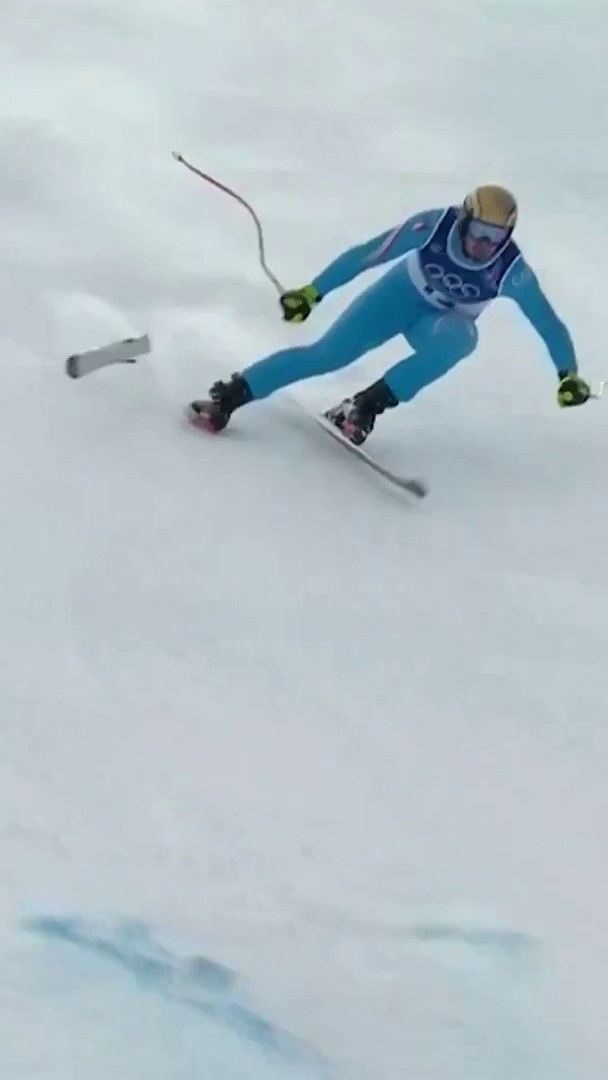 One of the most heartbreaking incidents of the Olympic Games 💔 Home hero Dominik Paris loses a ski in the men’s super-G 🎿😢