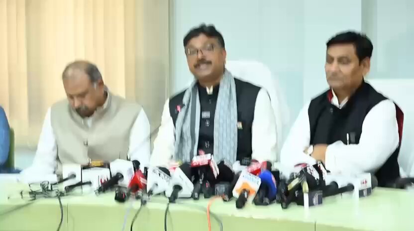 3 हजार करोड़ की घोषणा कर दी जिलों के अंदर मिनी सचिवालय बनाने के लिए तो पिछली बार भी घोषणा की थी, उसमें कितने बन गए ? मैं पूछना चाहता हूँ इस सरकार से कि आपने पिछले बजट में भी घोषणा की थी तो कितने मिनी सचिवालय आपने बना दिए या सिर्फ पब्लिक को गुमराह करने का काम आप कर रहे हैं? तीन चार तो मंत्री सो गए, आप भी देख रहे होंगे ऊपर से, पर आप लोग कह नहीं सकते, मैं कह सकता हूँ। तीन- तीन मंत्री मैंने सोते हुए देखे हैं, इस बजट के दौरान और तालियां अगर डोटासरा जी नहीं कहें तो तालियां भी नहीं बजती।
