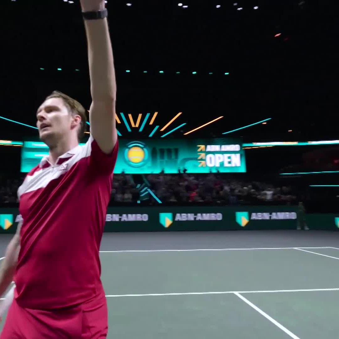 Bublik battles through 👊 Alexander Bublik outlasts Hurkacz in a thrilling three-set clash 6–7 7–6 7–5, advancing to Round 2 in Rotterdam #abnamroopen