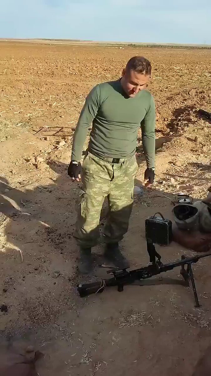 Şubat 2017'de Rusların El Bab'ta düzenlediği hava saldırsında Şehit düşen yiğidimiz Sedat ATALAY'ın makinalı tüfeği bir tabanca kullanarak yaptığı mükemmel atış. En yiğitlerimizi, en savaşçılarımızı kaybettik. Evvelce gidenlerin asil ruhları şad olsun!