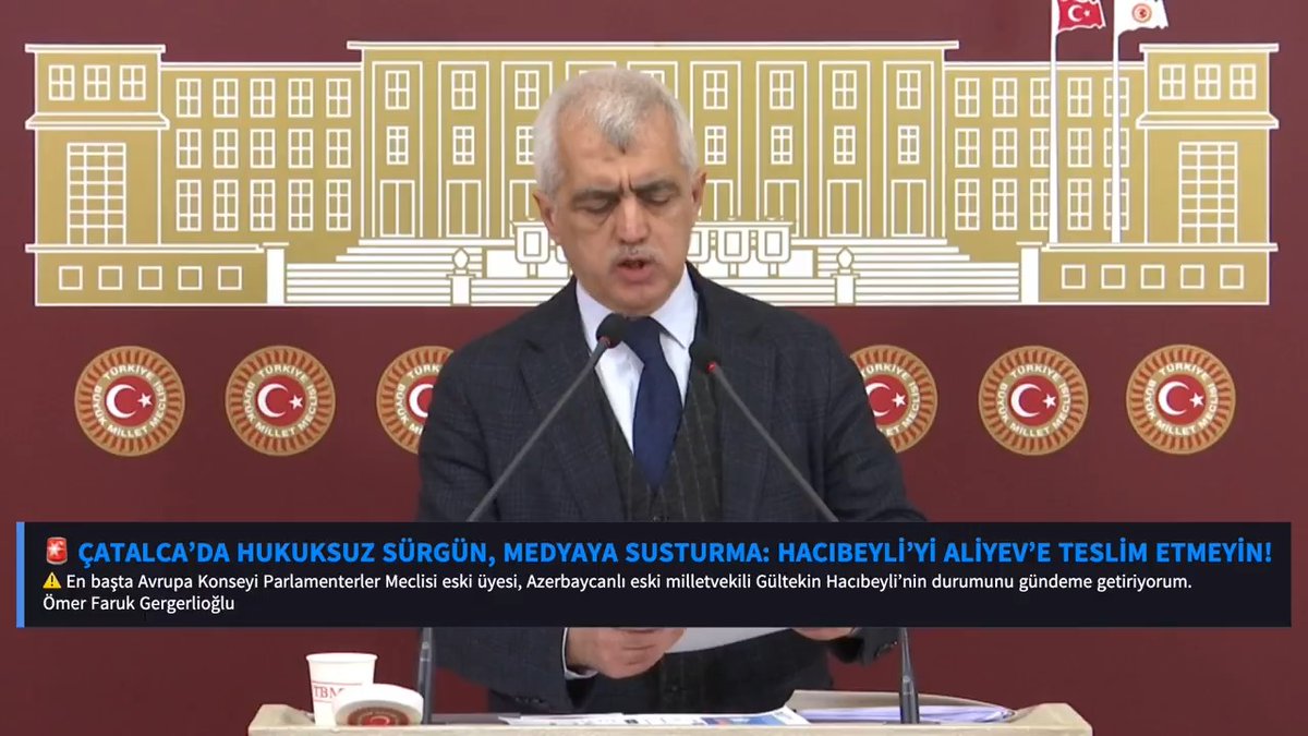 🗣️ Özlem Zengin açıkladı. Diyor ki: “Varil başına 1 dolar, 27 sene komisyon alıyoruz.” 😠 Alıyorsun ne oluyor sonra? “Biz rica ettik İsrail’e satış yapmayacak şirketler.” Satış da yapıyor kardeşim. Komisyon da alıyorsun, satış da yapıyorsun. Bu rezaleti işliyorsunuz.
