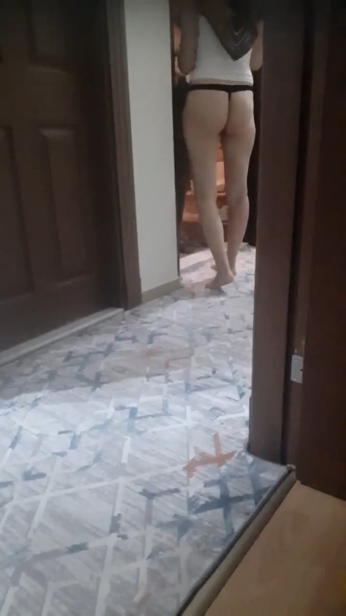 Kuryeye kapıyı çıplak açan kapalı ev hanımı