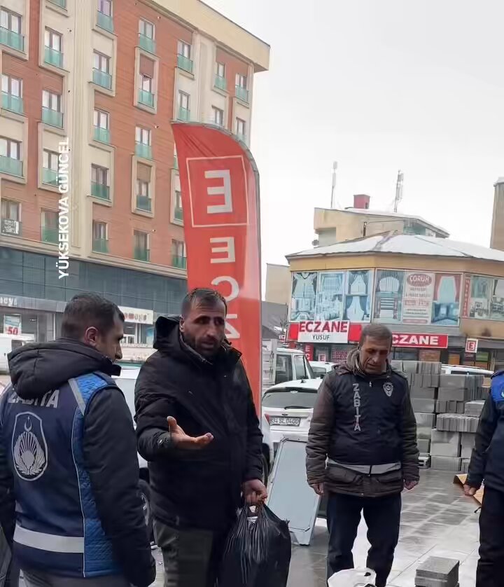 Hakkari’de zabıta ekiplerinin müdahale ettiği bir seyyar satıcının isyanı: “Ben hastayım, eşim hasta, borçluyum. Kirada oturuyorum, elektrik faturam 2-3 bin TL geliyor. Her yer torpil. Elimizden başka iş gelmiyor. Ne yapalım abi, hırsızlık mı yapalım? Siz söyleyin.”