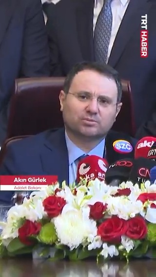 Akın Gürlek Adalet Bakanlığı görevini devraldı: "Türkiye Yüzyılı'nda güçlü devlet ve adalet anlayışıyla reformları kararlılıkla sürdüreceğiz. Suçla mücadelede tavizsiz duruşumuzu devam ettireceğiz. Yargı süreçlerini hızlandırmaya, hukuk güvenliğini tahkim etmeye devam edeceğiz."