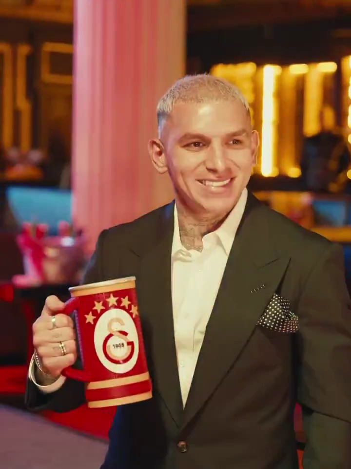 Lucas Torreira'nın paylaşımı "Doğum günümü unutulmaz kıldığınız için hepinize teşekkür ederim. Bu anları gerçekten özel kılan şey, arkadaşların ve ailenin yanımda olması. İyi ki varsınız! Hayat sizlerle daha güzel 🎂💛❤️"
