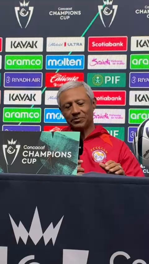 Es tan difícil traer un DT como Roberto??? Un tipo que con un equipo no de peso, ni de 50 centavos, de 2 centavos te hizo partido, con estrategia, con orden y un sistema definido. Ah pero mejor quieren un argento o un estafador que hable diferente.