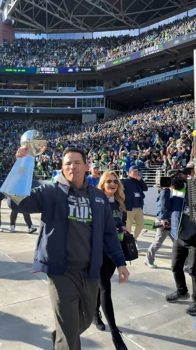Mike Macdonald brought the Lombardi to the Seattle Seahawks parade 🏆