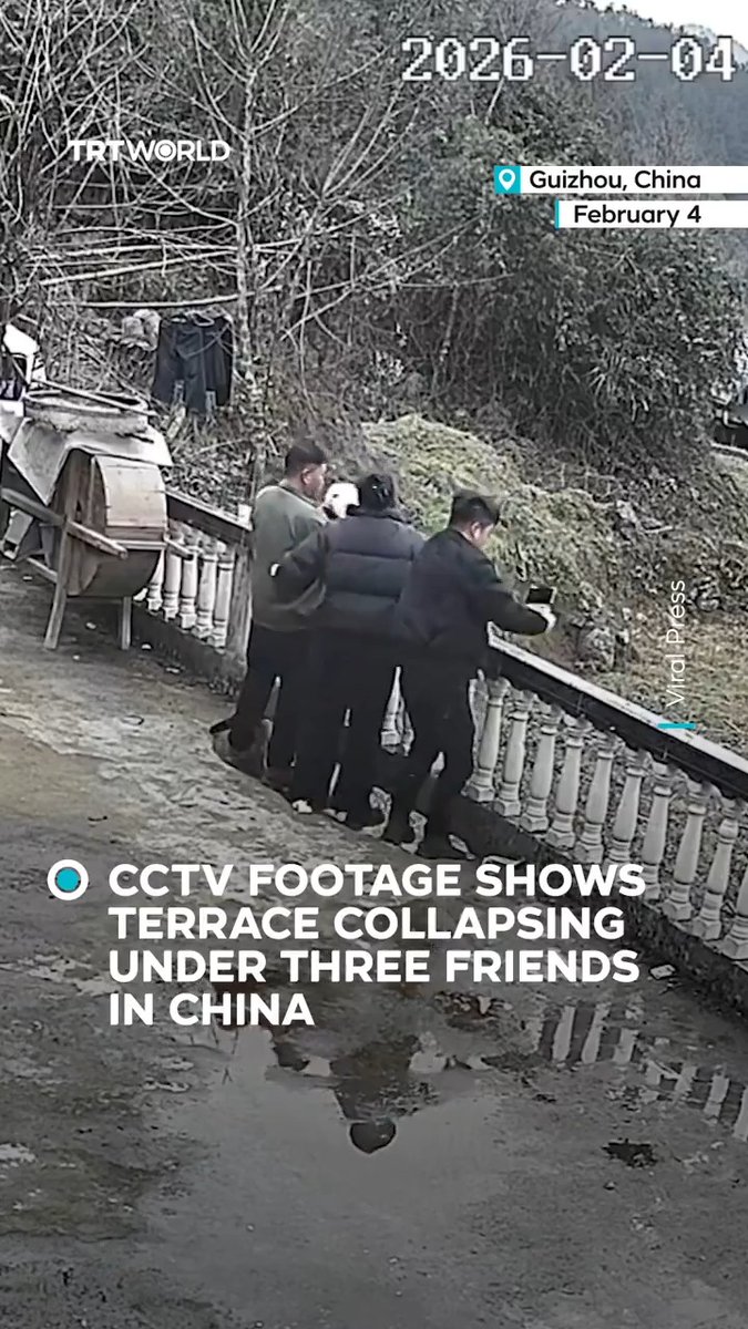 Trois amis ont fait une chute dans la terrasse de leur jardin lorsque le sol en béton s'est soudainement effondré sous leurs pieds. L'incident a été filmé alors qu'ils faisaient un signe de la main à un drone.
