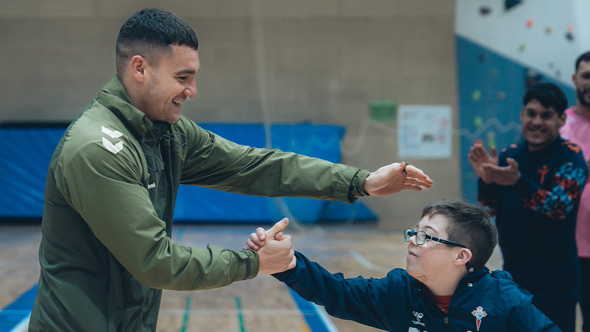 Esta mañá o plantel visionou o documental "Os que nunca se renden", un auténtico exemplo de vida para todos os celtistas. 🥏 Após, gozamos xuntos, co Celta Integra Zelnova, dunha fantástica convivencia nas instalacións da Universidade de Vigo. 🩵 XUNTOS SOMOS CELTA 🤍