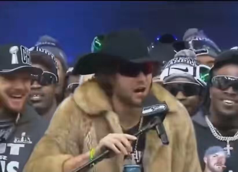 #SEAHAWKS TE AJ BARNER WAS DRUNK OUT OF HIS MIND AT THE SUPER BOWL PARADE. “FIRST. WE DID NOT CARE” “SECOND. WE STILL DON'T CARE” Demon 🤣🤣🤣